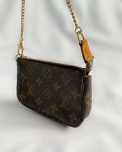 Load image into Gallery viewer, LOUIS VUITTON MINI POCHETTE
